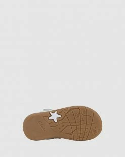 Outlet 😀 Clarks Shelly White 👍 -Baby Online store http3A2F2Fstatic.theiconic.com .au2Fp2Fclarks 4490 2983821 4