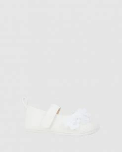 Brand new 💯 Kicks Katie Mary Jane White Pearl 🤩