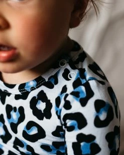 Outlet ⭐ OiOi Long Sleeve Bodysuit Blue Leopard ✨ -Baby Online store http3A2F2Fstatic.theiconic.com .au2Fp2Foioi 0089 4381251 5