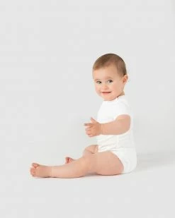 Buy 😀 Sportscraft Logo Bodysuit - Babies Snow ⭐ -Baby Online store http3A2F2Fstatic.theiconic.com .au2Fp2Fsportscraft 8813 4604341 5