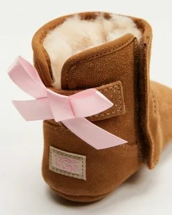Discount ✔️ UGG Jesse Bow II - Babies Chestnut ❤️ -Baby Online store http3A2F2Fstatic.theiconic.com .au2Fp2Fugg 2213 0356511 4